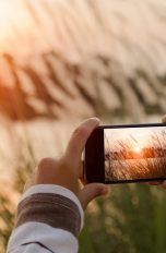 Handy für Fotos mit zwei Händen halten
