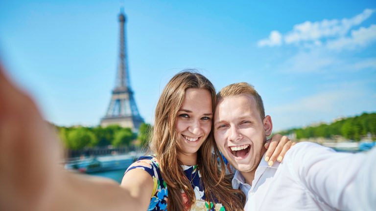 Mit einer Selfie-App können Sie prima Selbstporträts beim Paris-Urlaub machen.