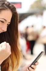 Nutzerin der Messenger-App Telegram freut sich über die Möglichkeit zu spielen.