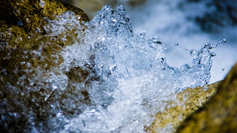 Wasser Kurzzeitbelichtung Wasser wirkt eingefroren aufgrund Kurzzeitbelichtung