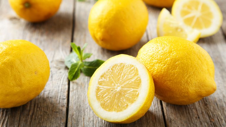 Wäsche entfärben: Zitronensaft vertreibt den Graustich in weißen Textilien. Zitrone Wäsche entfärben Tipps