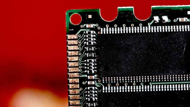 Laptop schneller machen: Arbeitsspeicher im Laptop für mehr Schnelligkeit Arbeitsspeicher im Laptop einbauen für mehr Schnelligkeit