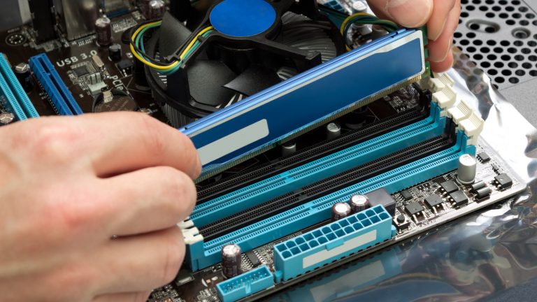 Arbeitsspeicher in den PC einsetzen