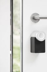 Mit dem Nuki Smart Lock die Haustür abschließen.