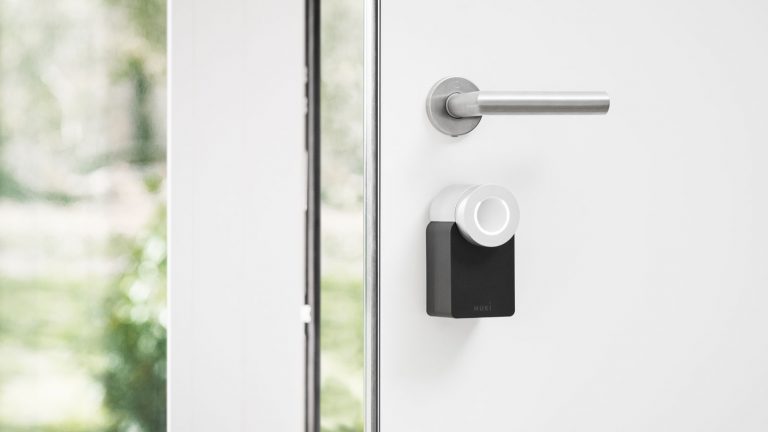 Mit dem Nuki Smart Lock die Haustür abschließen.