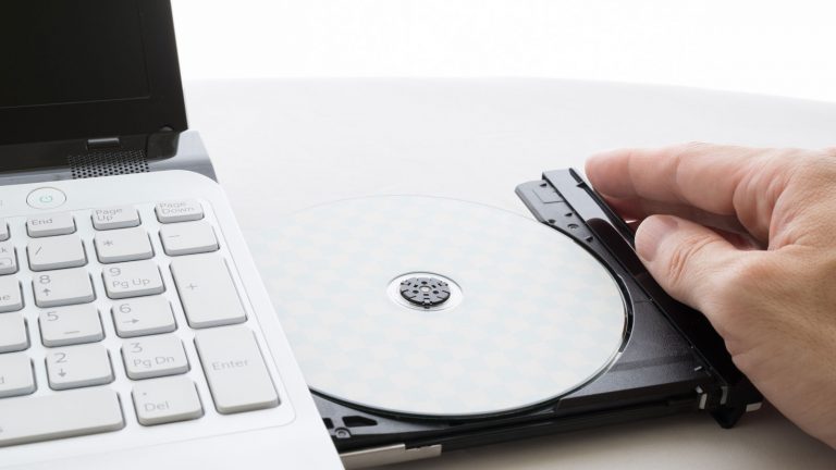 Auch eine CD kann zur Datensicherung dienen. CD und CD-Laufwerk zur Datensicherung.