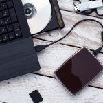 Beispiele für Datensicherung über physikalische Speichermedien.