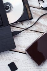 Beispiele für Datensicherung über physikalische Speichermedien.