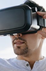 User mit VR-Brille