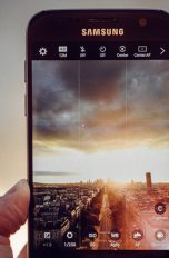 User fotografiert Stadt im Sonnenuntergang mit Samsung Galaxy S7.