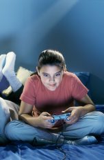 Zwei Teenager duellieren sich an der Spielkonsole