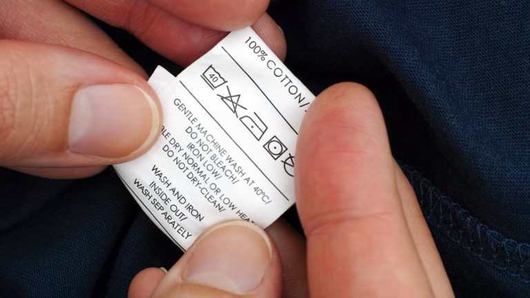 Beachten Sie das Textiletikett Großaufnahme Textiletikett