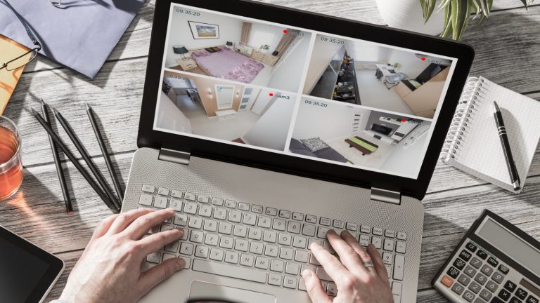 Laptop mit Bildern von Überwachungskameras auf dem Bildschirm