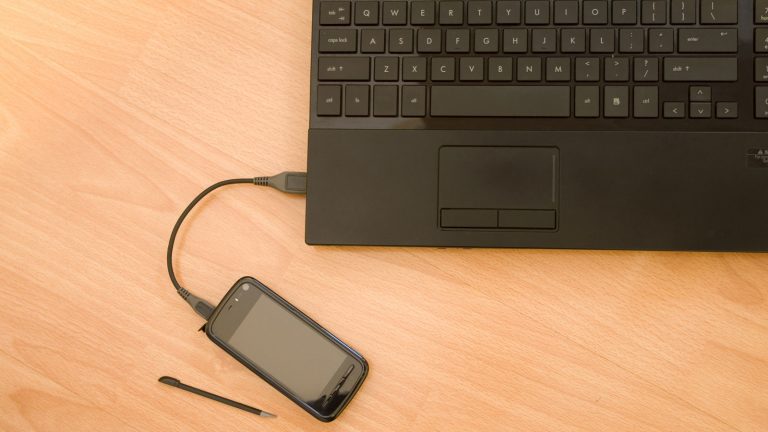 Android-Backup mit USB-Kabel. Android-Backup mit USB-Kabel.