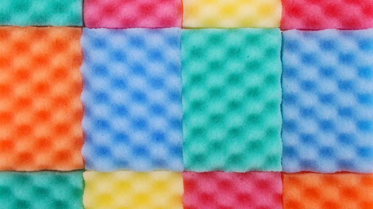 Reinigungsschwämme unterschiedlicher Farbe