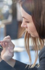 Frau tippt auf App im Smartphone