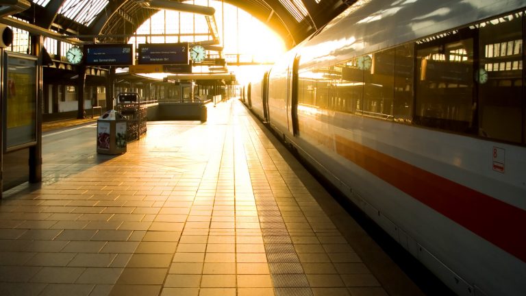 ICE im Bahnhof