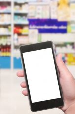 Kunde mit Smartphone im Supermarkt