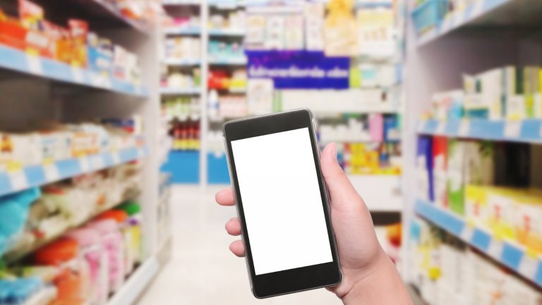 Kunde mit Smartphone im Supermarkt