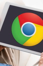 Tablet mit Chrome Logo auf dem Display