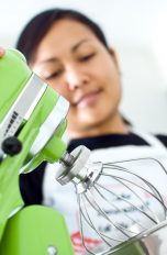 Nahuafnahme KitchenAid mit Köchin