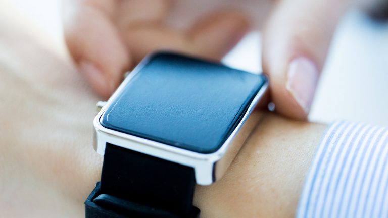 Nahaufnahme Smartwatch am Arm