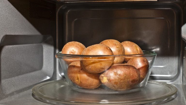 Kochen mit der Mikrowelle: Überraschende Rezepte Kartoffeln werden in der Mikrowelle viel schneller weich als im Kochtopf.