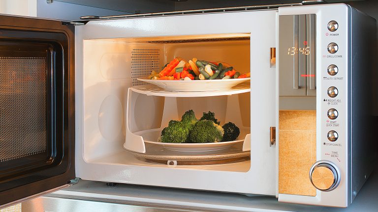 Kochen mit der Mikrowelle: Überraschende Rezepte Bereiten Sie Ihr Gemüse in der Mikrowelle zu, behält es viele Nährstoffe.