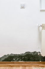Außenwände sind kälter als Innenwände. Sie ziehen Kondenswasser an und sind besonders anfällig für Schimmel.