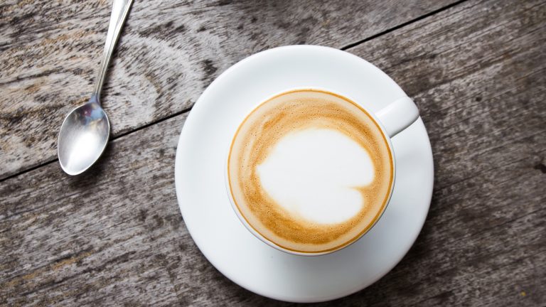 Kaffee mit perfektem Milchschaum – für viele Kaffeefreunde ein absolutes Muss. Wie Sie diesen selber herstellen können, verrät Ihnen der UPDATED Ratgeber.