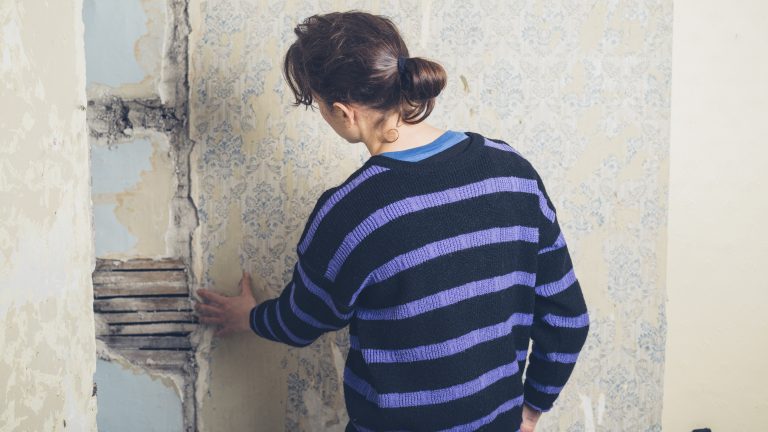 Schimmel an der Wand und auf Möbeln entfernen - so geht's! Wie stark ist der Schimmelbefall an der Wand? Um diese Frage zu klären, müssen Sie erst die Tapete entfernen. Denken Sie dabei an Handschuhe und Atemmaske.