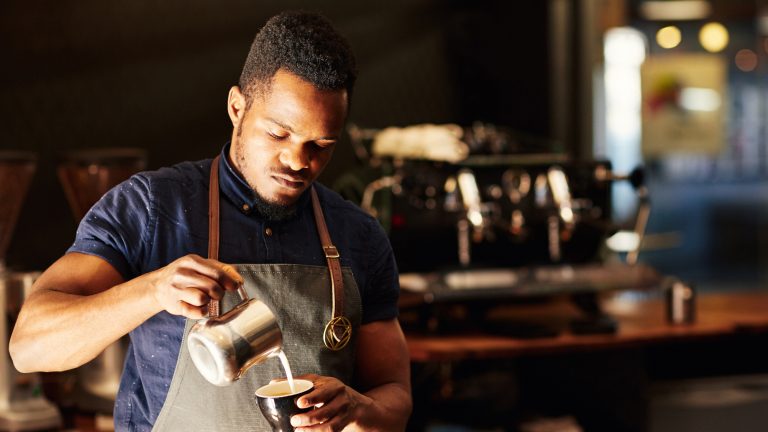 Wie im Café: Den perfekten Milchschaum zu Hause machen Kaffeegenuss wie vom Profi: Das ist mit den richtigen Tipps auch zu Hause möglich.