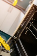 Regelmäßiges Putzen erhält strahlenden Glanz in der Küche und macht Keimen den Garaus.