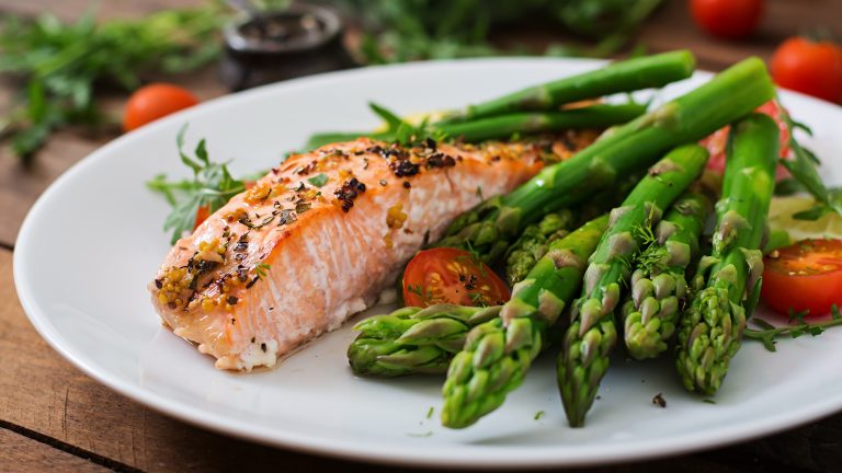 Kochen mit der Mikrowelle: Überraschende Rezepte Gesund und lecker: Grüner Spargel mit frischem Lachs.