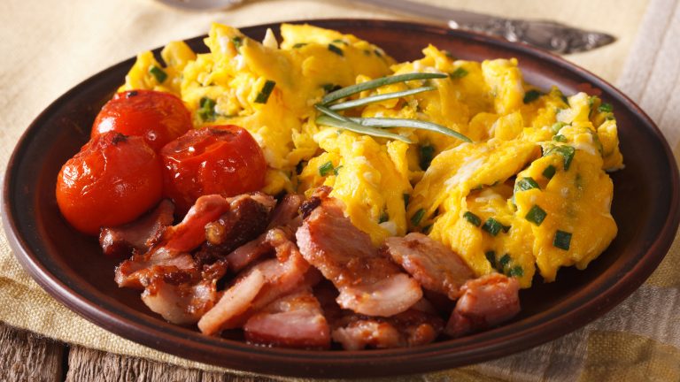 Kochen mit der Mikrowelle: Überraschende Rezepte Rührei mit Speck am Morgen vertreibt Kummer und Sorgen. Dieser Rezeptklassiker funktioniert sogar in der Mikrowelle