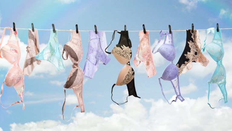 Unterwäsche trocknen Verschiedene Dessous auf Wäscheleine