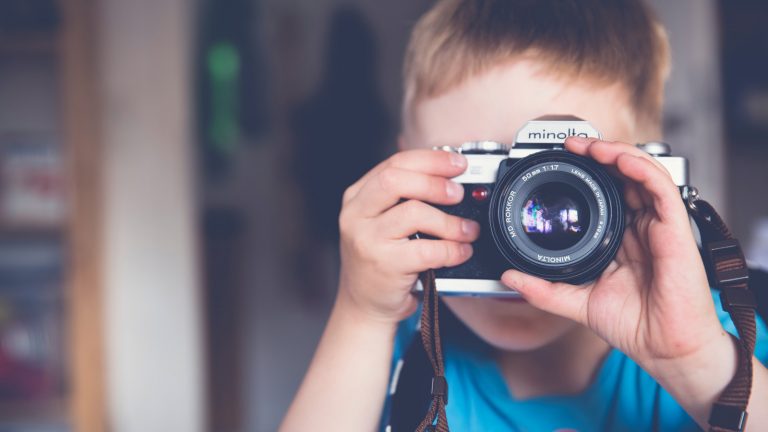 Kind fotografiert Kind fotografiert