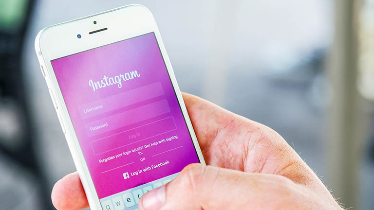 Smartphone mit Live-Video bei Instagram