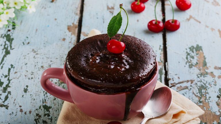 Kochen mit der Mikrowelle: Überraschende Rezepte Was braucht der Mensch mehr: Ein leckerer Schokokuchen zum aus-der-Tasse-löffeln.