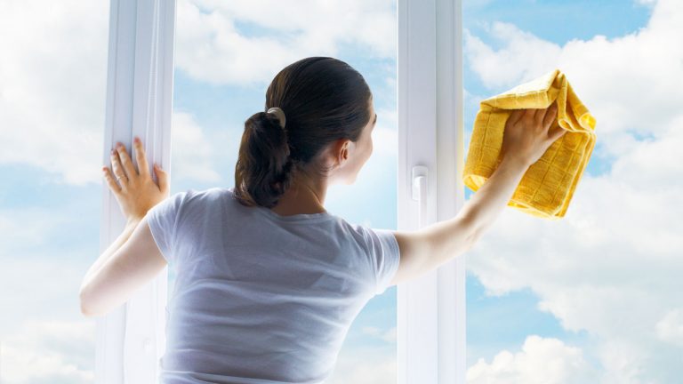 Richtig Fenster putzen mit Microfasertuch