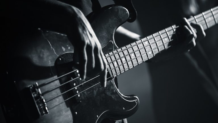 Schwarz-weiß-Fotografie: Gitarre Schwarz-Weiß-Fotografie: Mann hält Gitarre im Detail