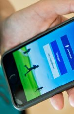 Fitness-App Runtastic auf Smartphone und Adidas-Trikot
