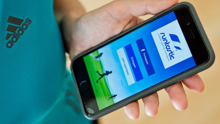 Fitness-App Runtastic auf Smartphone und Adidas-Trikot