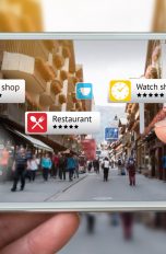 Auf einem Smartphone werden die Namen der Geschäfte in einer Straße eingeblendet