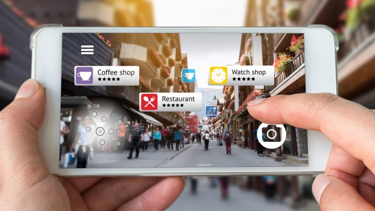 Auf einem Smartphone werden die Namen der Geschäfte in einer Straße eingeblendet