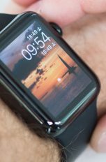 Patent für Apple Watch Akku im Armband Mann bedient Apple Watch am Handgelenk