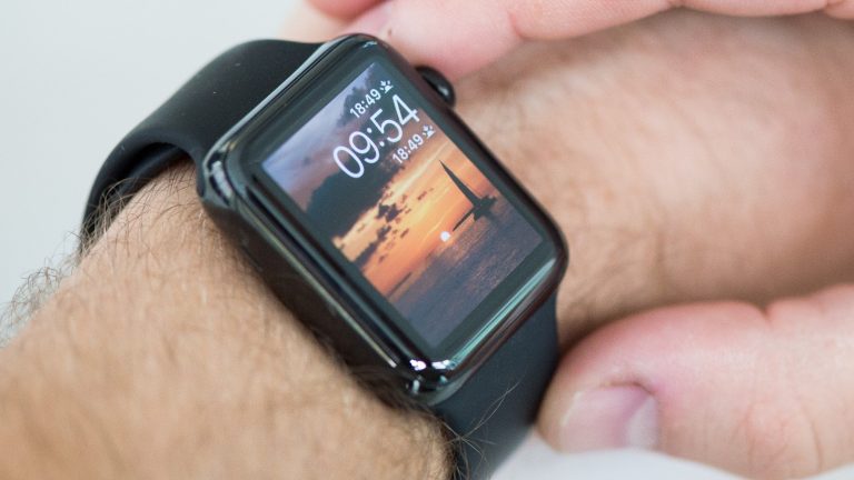 Mann bedient Apple Watch am Handgelenk