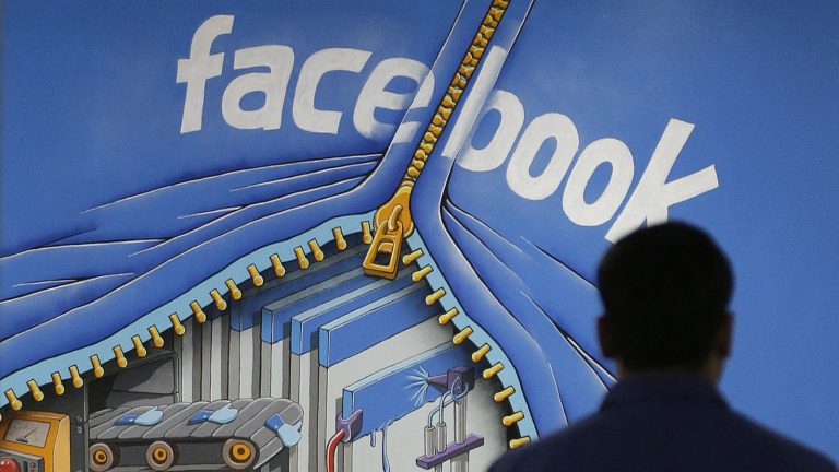 Wand mit Grafik, die Facebook-Logo auf öffnendem Reißverschluss zeigt.