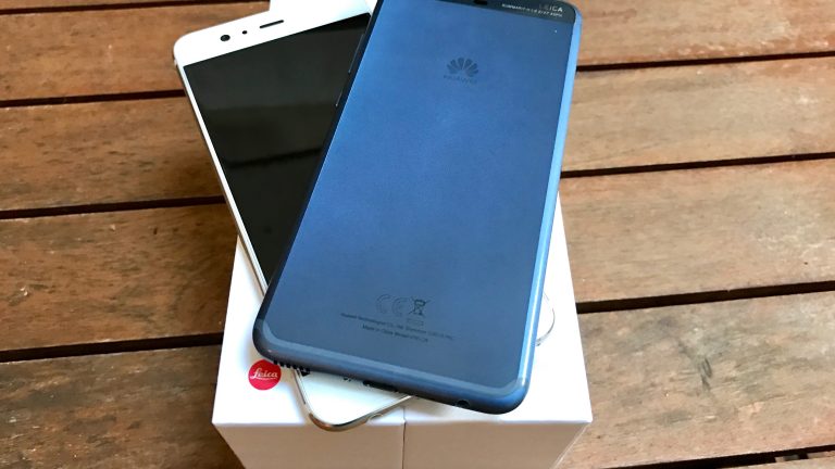 Huawei P10 in Silber und Huawei P10 in Blau