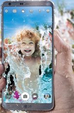 LG G6 fotografiert badendes Mädchen direkt im Schwimmbecken.